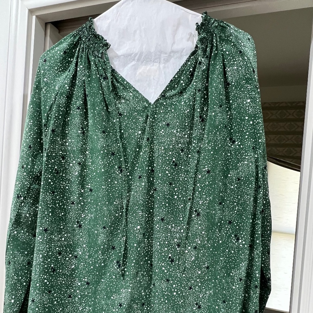 RUNGOLEE 100% Silk top - green perfect for the holidays! Excellent Condition